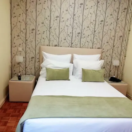 Hotel Adelaide 2*